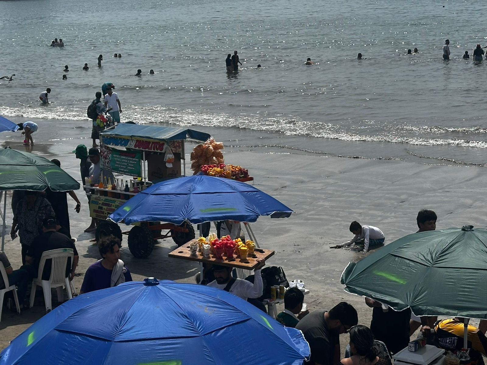Bañistas en las playas de Mazatlán