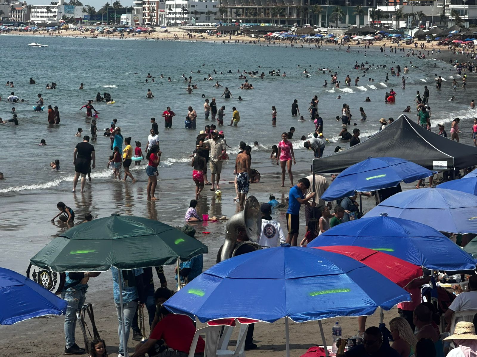 Bañistas en las playas de Mazatlán