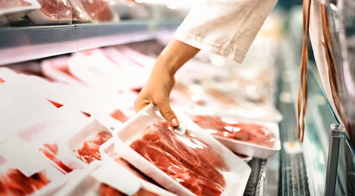 Variedad de carnes en el supermercado