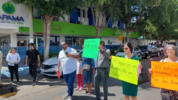 Vecinos de la colonia Ferrusquilla se manifiestan por falta de agua; Japama promete solución