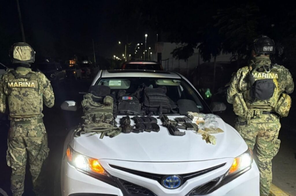 ¡Traía distintas drogas! Detienen en Navolato a sujeto y le aseguran vehículo, armas largas y cargadores