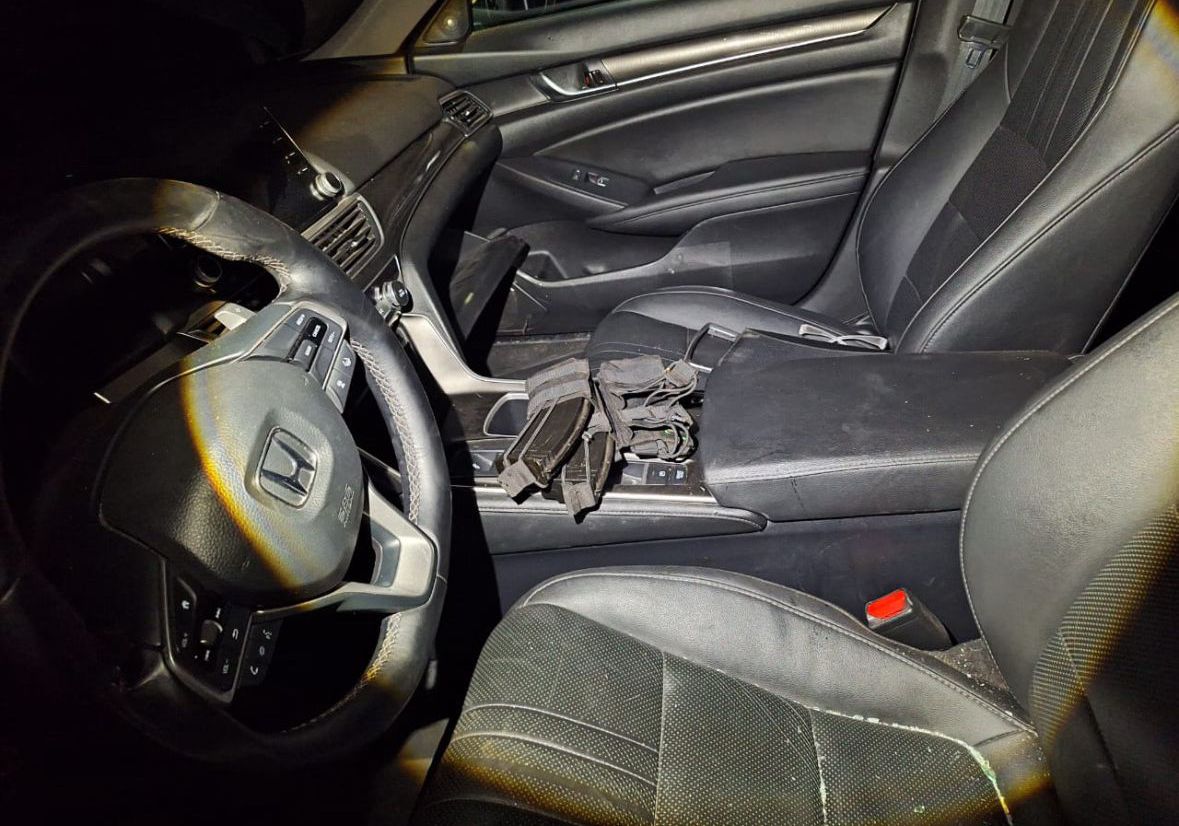 Aseguran dos autos robados y municiones para fusil en Urbi Villa del Cedro, Culiacán