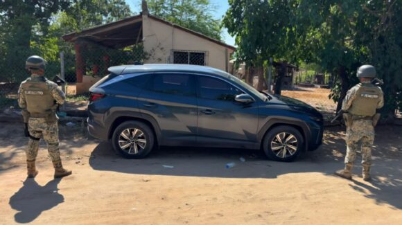 Elementos del Ejército Mexicano recuperan vehículo con reporte de robo en Culiacán