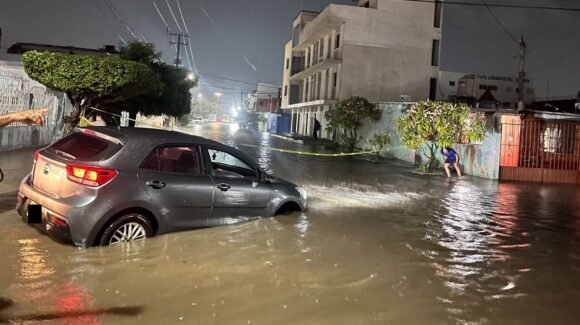 Brindan apoyo a vehículo varado en la colonia Juárez tras intensas lluvias en Mazatlán