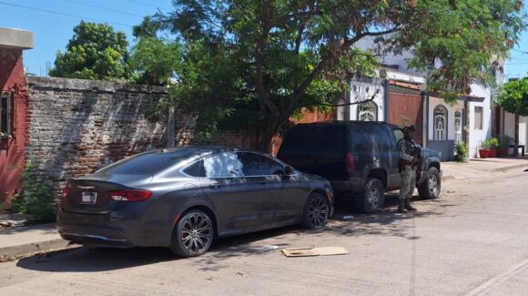 Aseguran dos vehículos con impactos de bala en la colonia 21 de Marzo de Culiacán