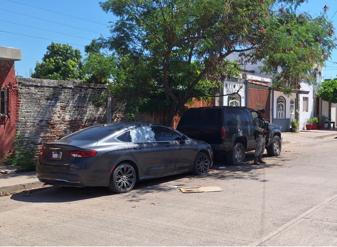 Vehículos con impactos de bala asegurados en la 21 de Marzo, Culiacán