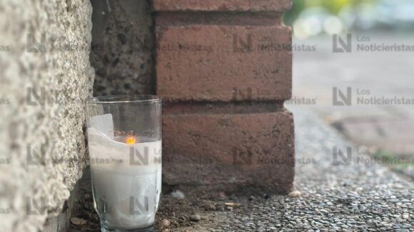 Una veladora en memoria de Efigenia, mujer que falleció por una bala perdida en Culiacán