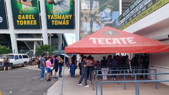 Furor por Chayanne: Largas filas en la taquilla del Chevron Park en Los Mochis