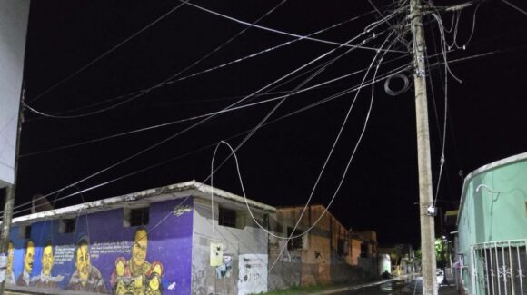 Tienen tres días sin luz en Centro de Villa Unión; vecinos temen daños y exigen atención urgente