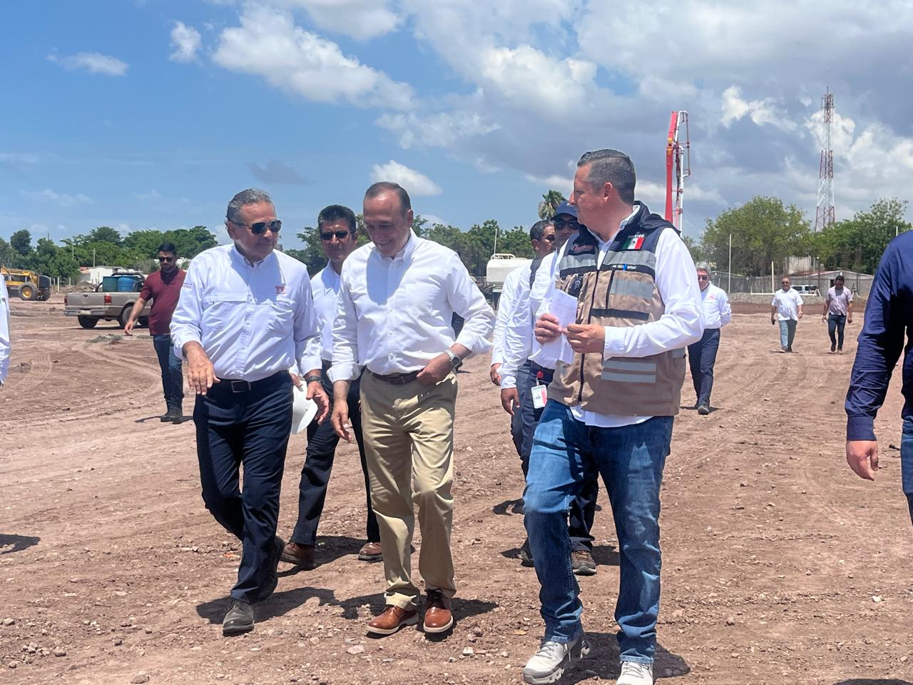 Octavio Romero Oropeza y Antonio Menéndez supervisan la construcción de las Viviendas del Bienestar en Los Mochis