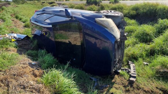 Por intentar esquivar a un perro conductora termina volcando en la México 15 en Ahome