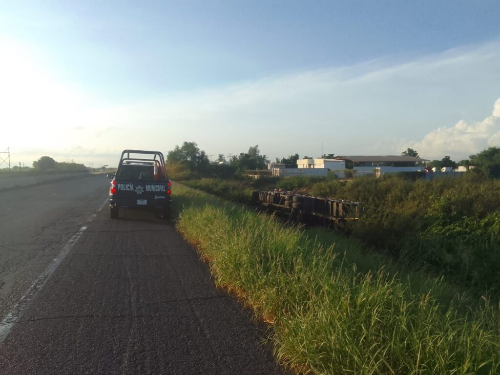Tráiler volcado en la sindicatura de Benito Juárez, Guasave