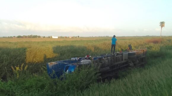 Vuelca tráiler sobre la México 15, en Guasave; solo hubo daños materiales