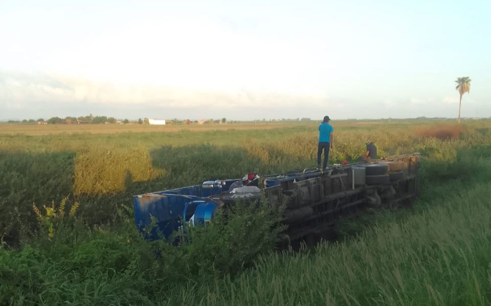 Tráiler volcado en la sindicatura de Benito Juárez, Guasave