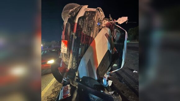 Conductor de camioneta vuelca sobre la México 15 en Juan José Ríos