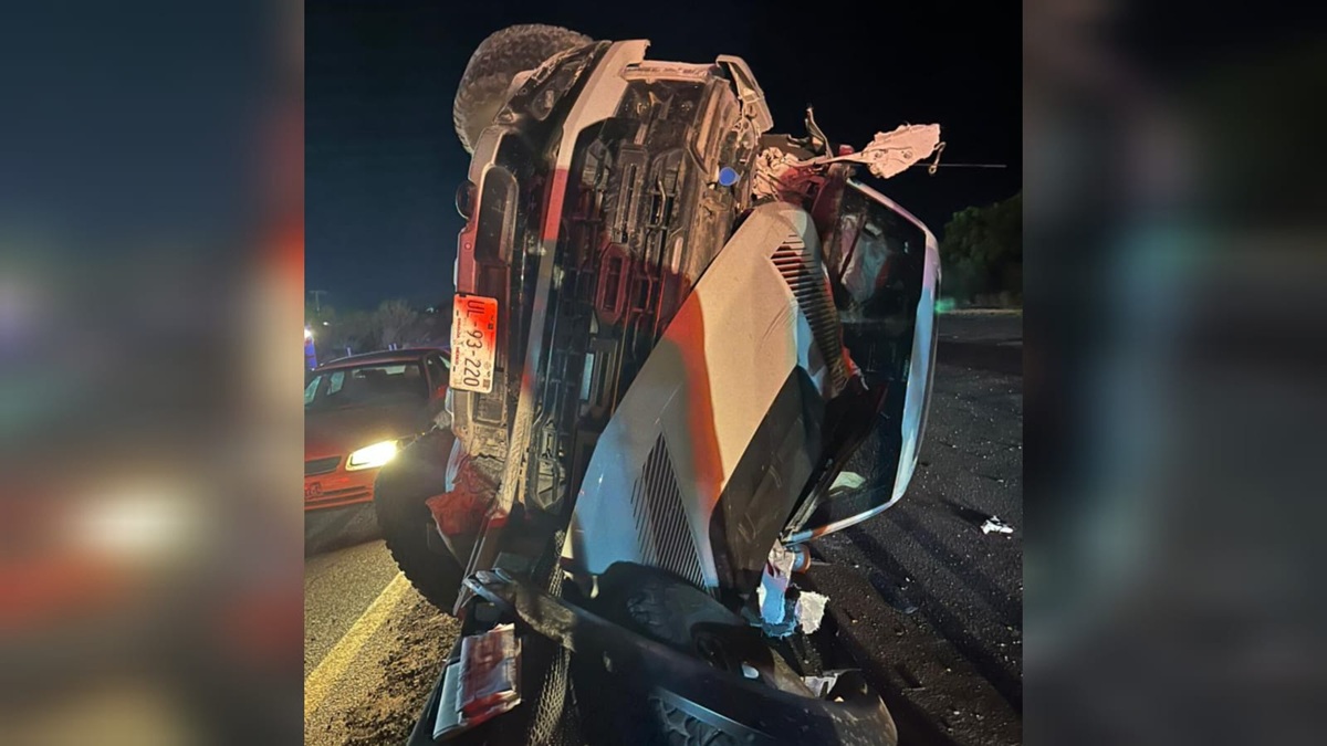 Conductor de camioneta vuelca en la México 15, en Juan José Ríos