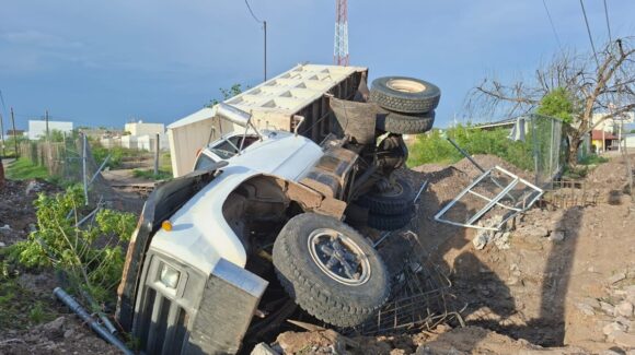 Góndola se queda sin frenos y vuelca en la carretera Guamúchil-Mocorito