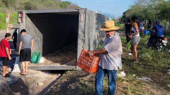 ¡Vuela el camarón en rapiña! Vuelca tráiler en Escuinapa