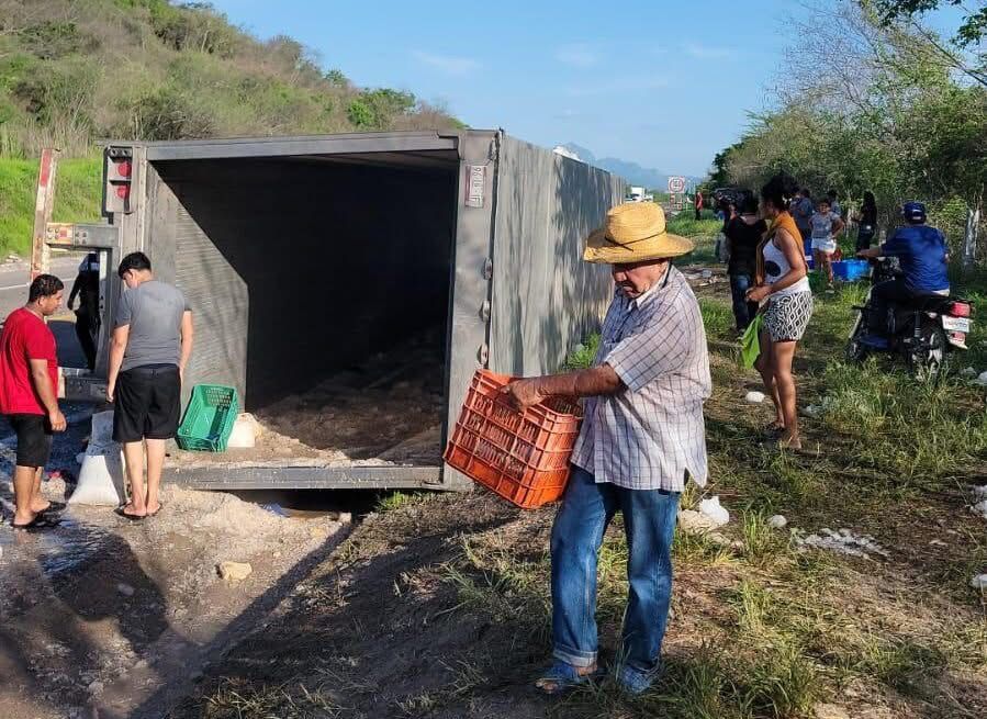 Vuelca tráiler en Escuinapa