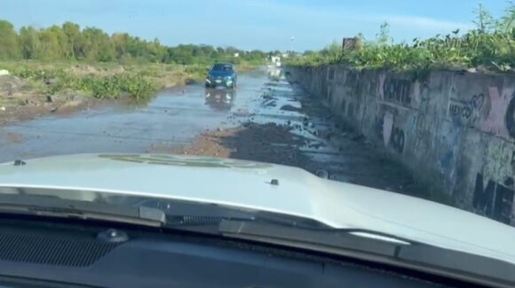 Abren circulación vehicular en la presa derivadora de Culiacán, tras haberse desbordado este domingo