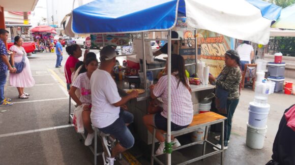 “Algo hice bien”: Agapito y su carreta de mariscos en Mazatlán con más de 50 años de historia