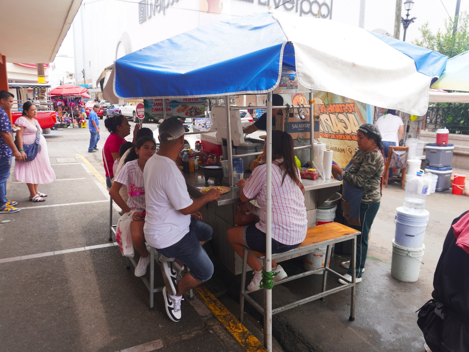 Agapito y su carreta de mariscos en Mazatlán con más de 50 años de historia