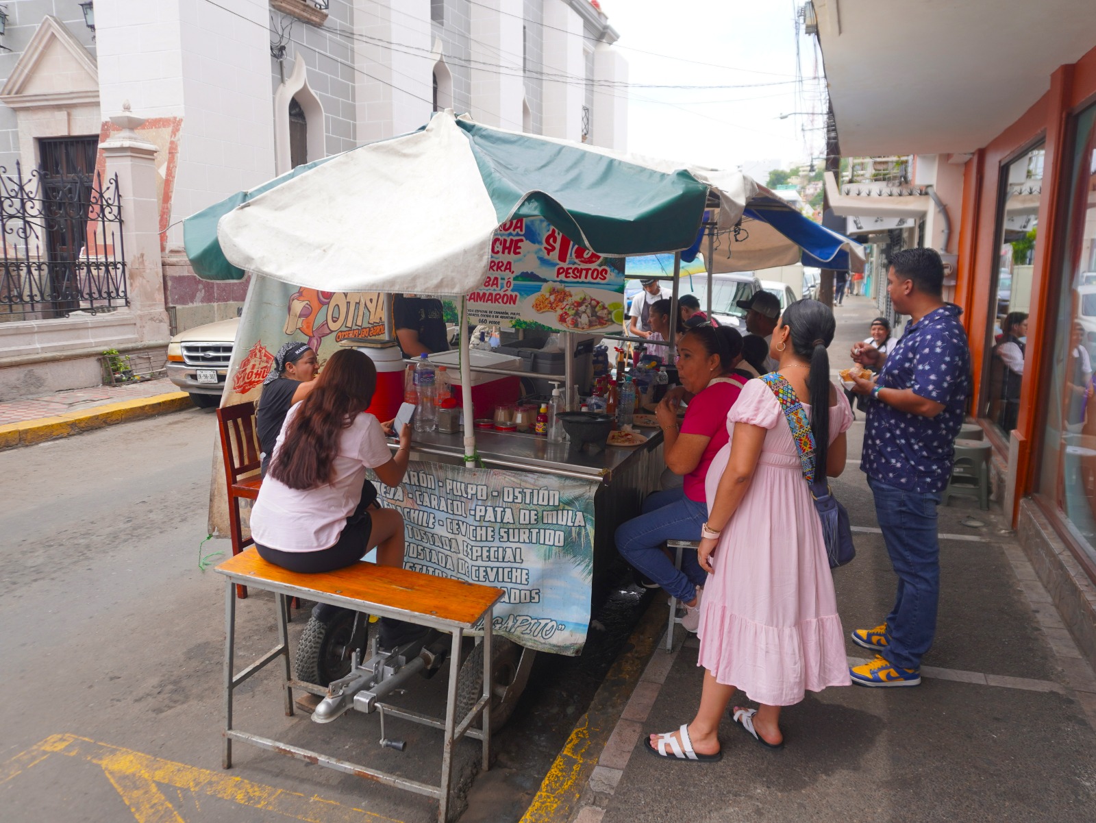 Agapito y su carreta de mariscos en Mazatlán con más de 50 años de historia