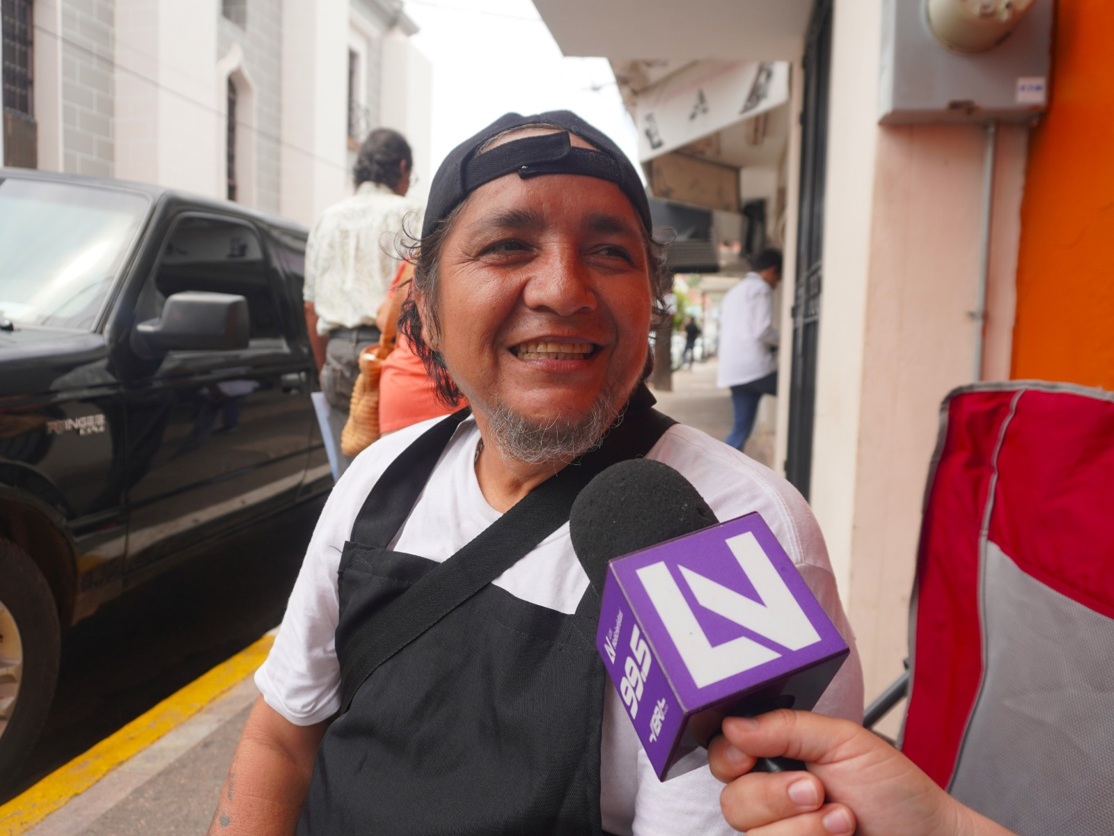 Agapito y su carreta de mariscos en Mazatlán con más de 50 años de historia