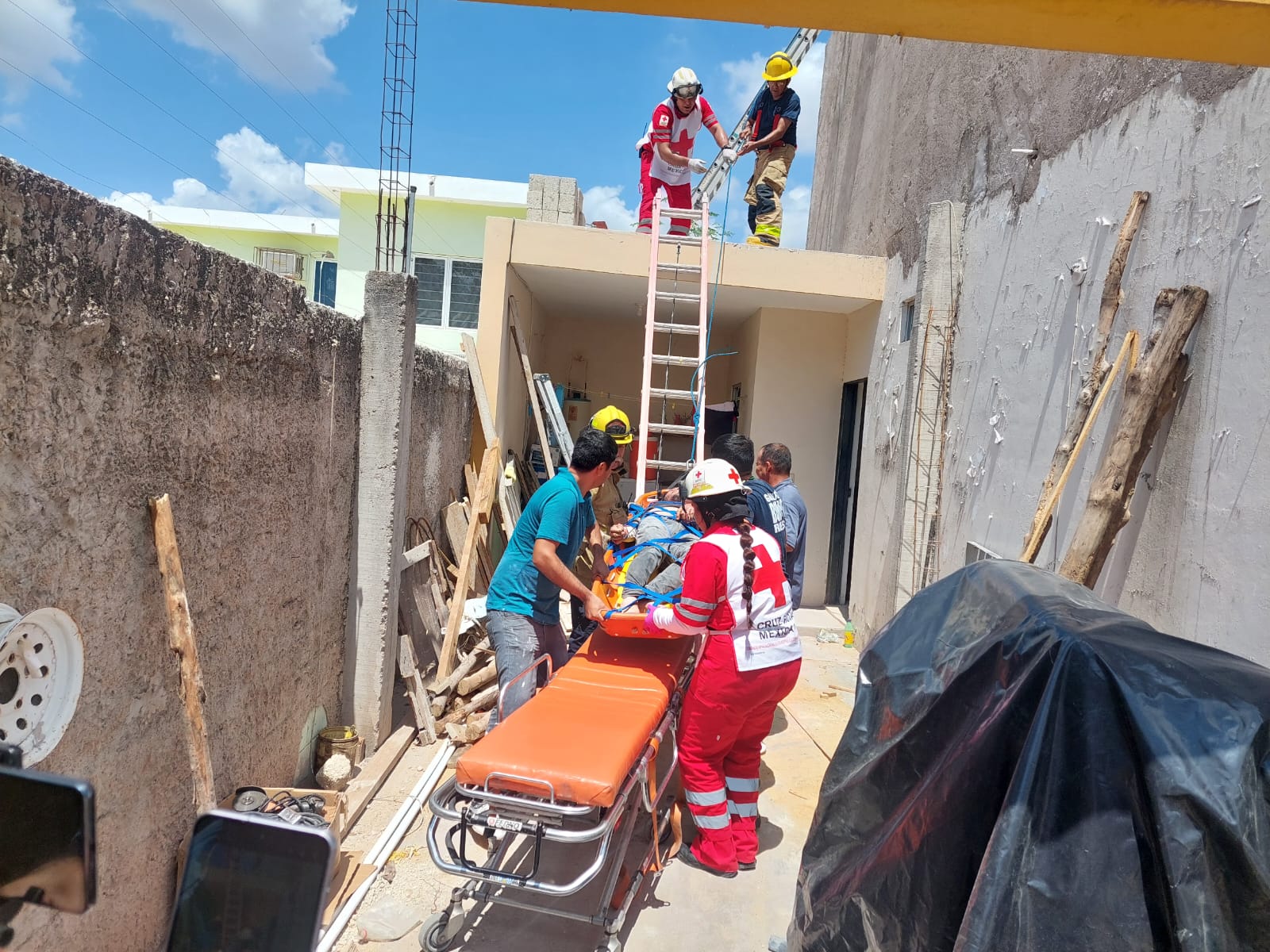 Albañil sufre descarga eléctrica en el techo de una vivienda en la colonia Niños Héroes 4