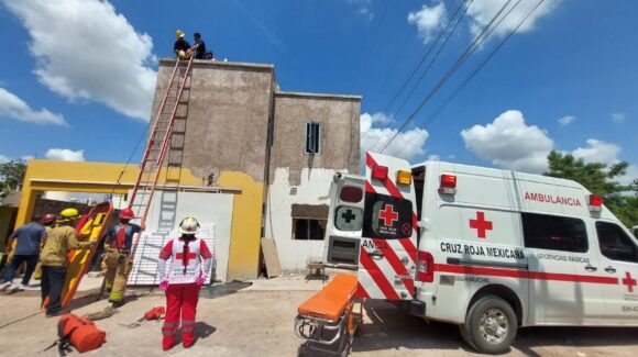 Albañil sufre descarga eléctrica en el techo de una vivienda en la colonia Niños Héroes en Salvador Alvarado