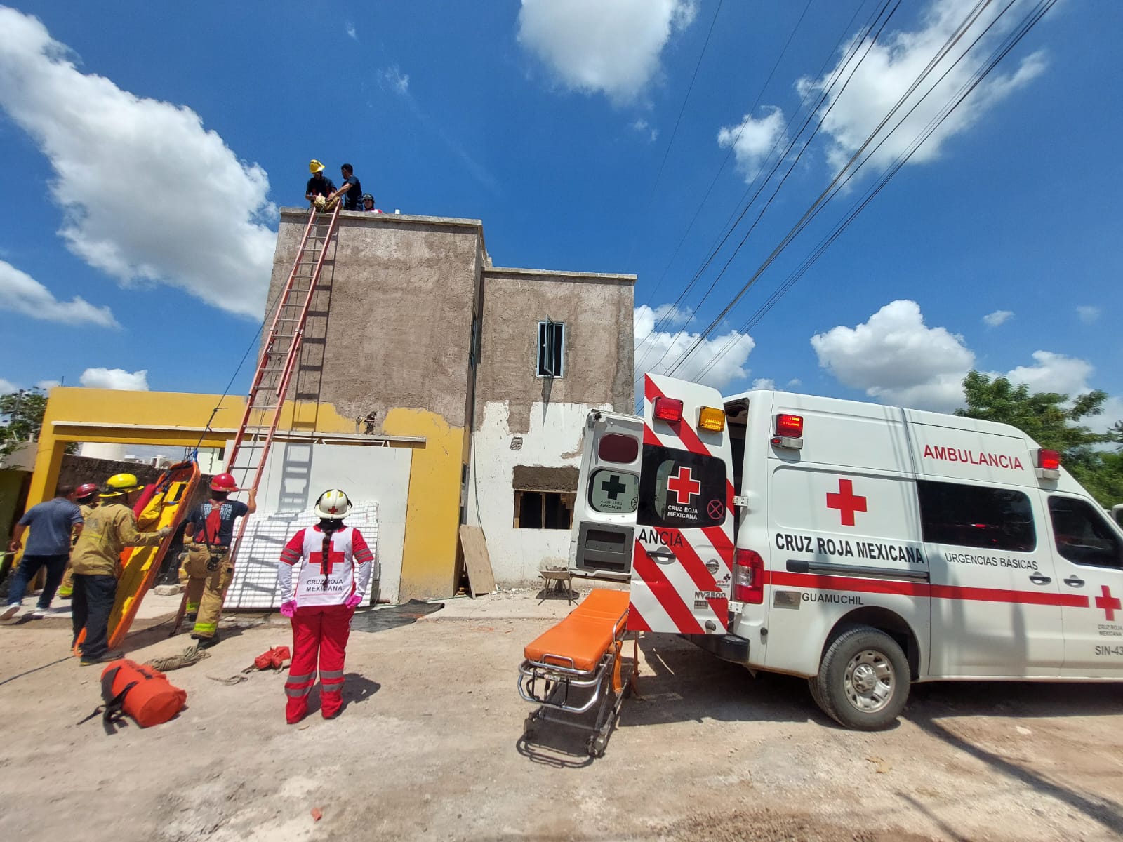 Albañil sufre descarga eléctrica en el techo de una vivienda en la colonia Niños Héroes 4