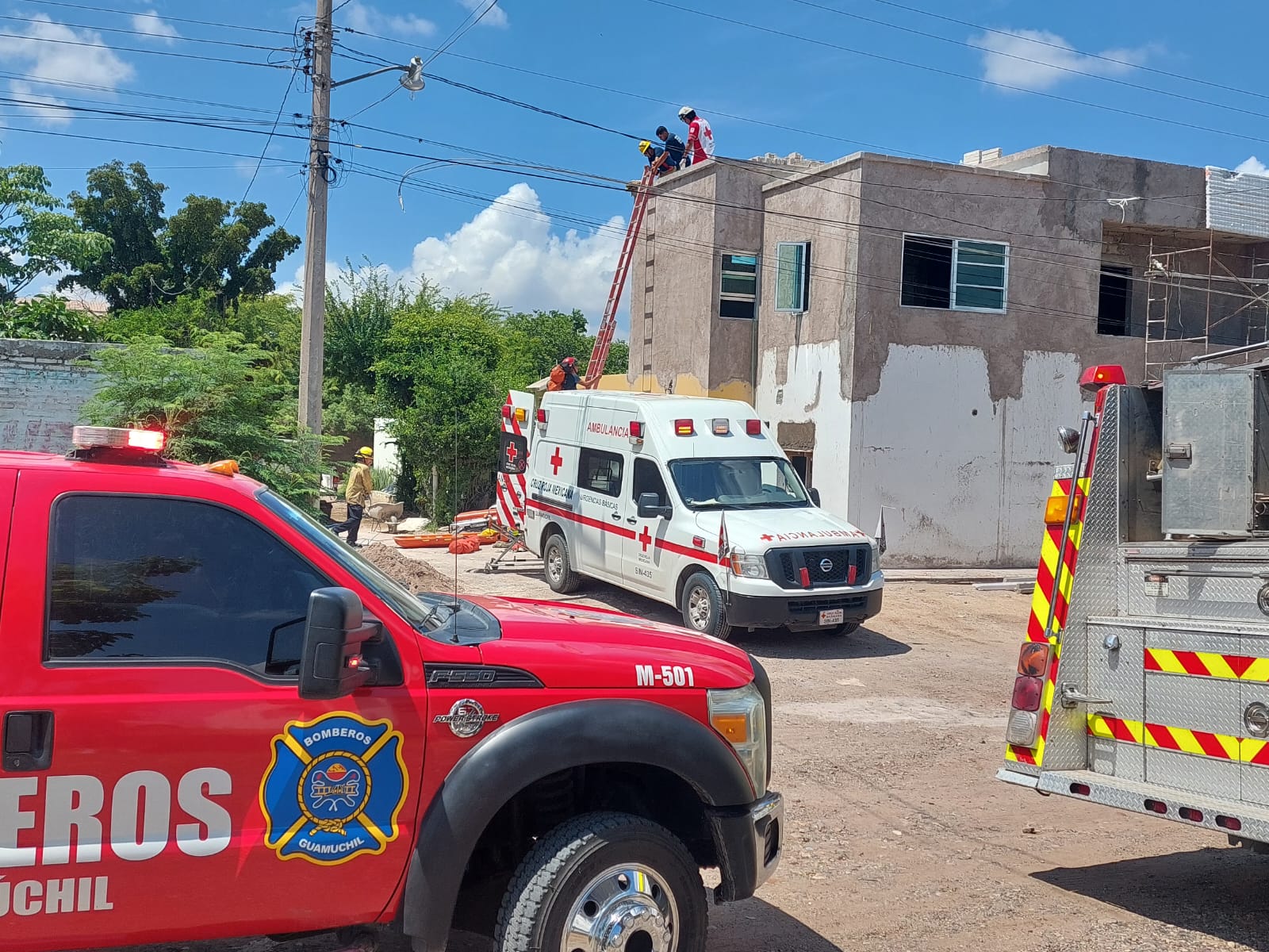 Albañil sufre descarga eléctrica en el techo de una vivienda en la colonia Niños Héroes