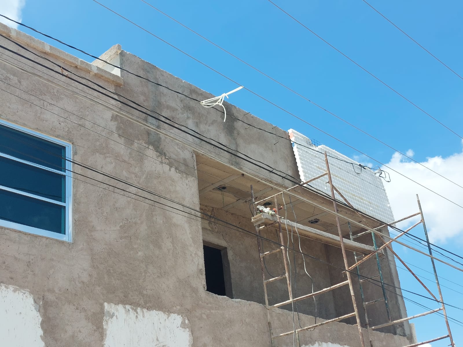 Albañil sufre descarga eléctrica en el techo de una vivienda en la colonia Niños Héroes 4