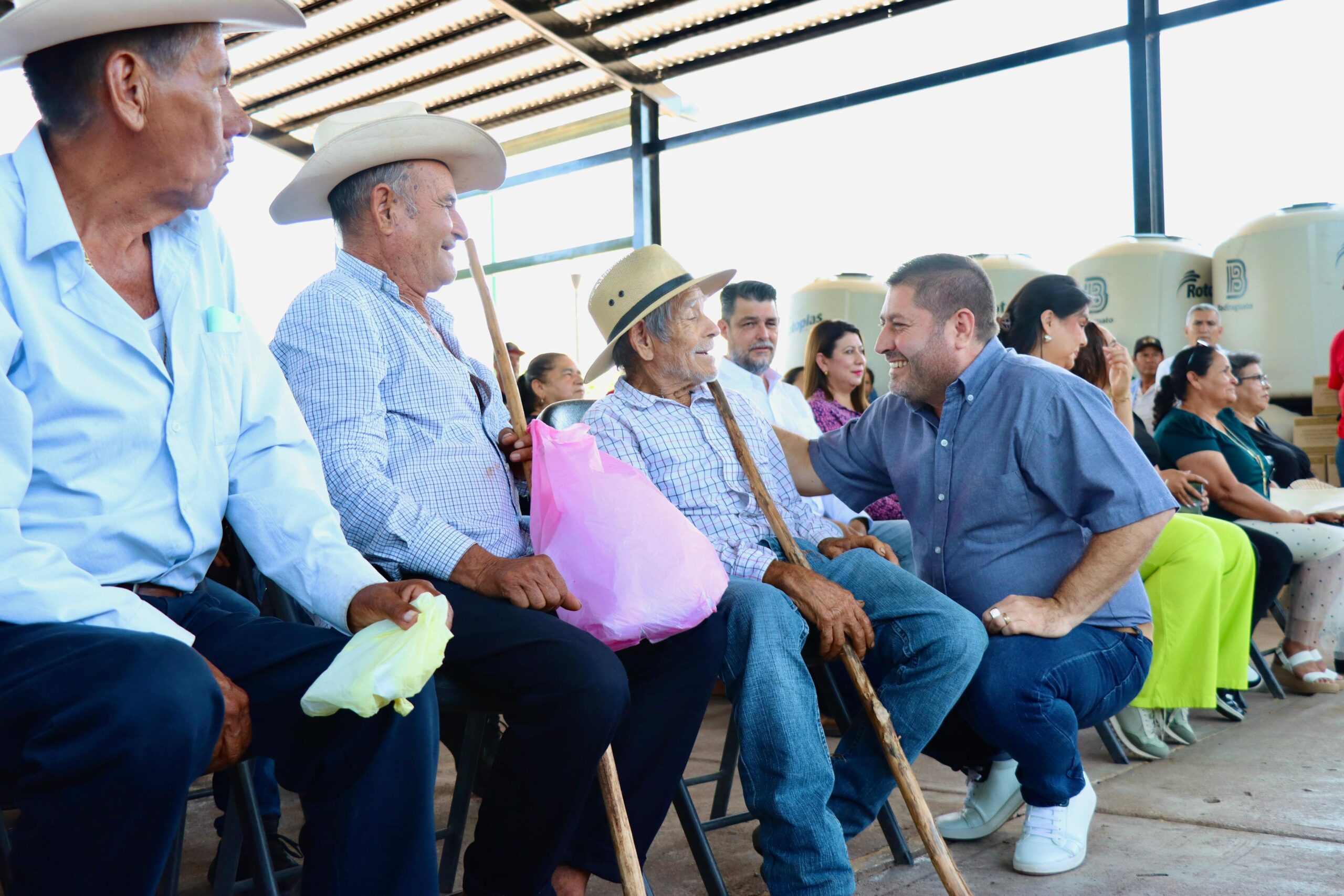 Alcalde de Badiraguato entrega apoyos para estiaje