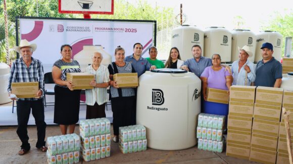 Alcalde de Badiraguato entrega cerca de 400 tinacos para mitigar los efectos de la sequía en Soyatita y Tameapa