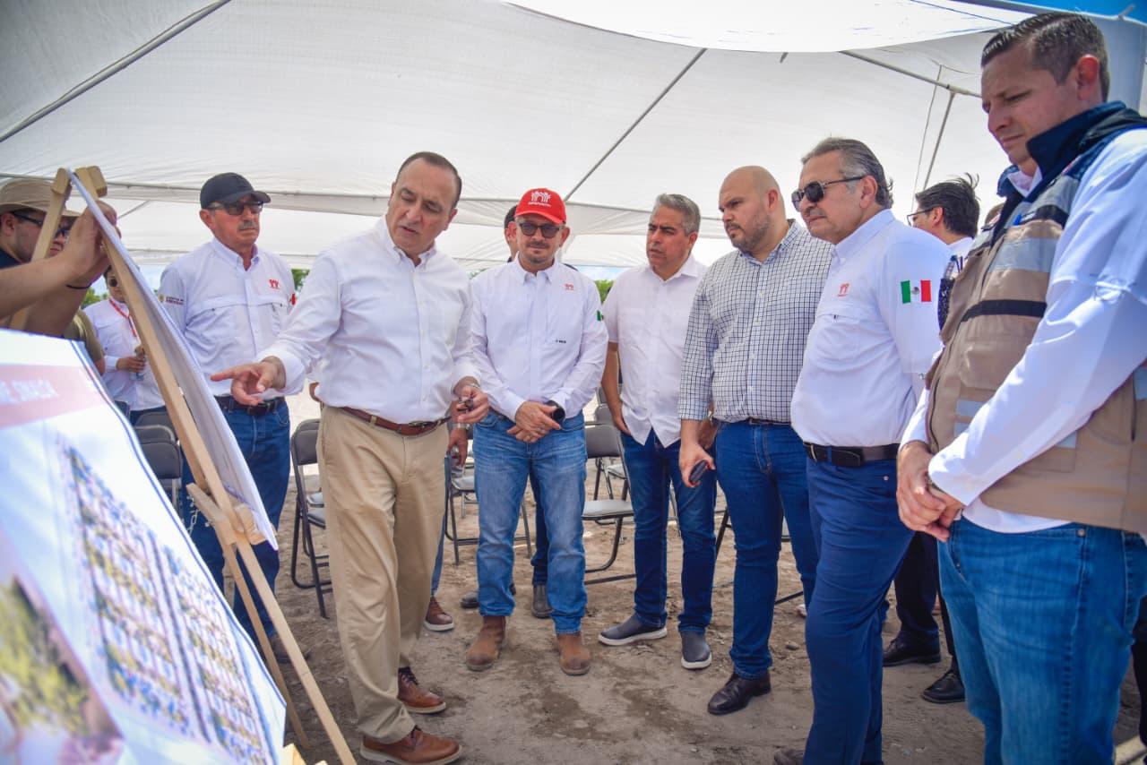 Antonio Menendez inaugurando obras en Ahome
