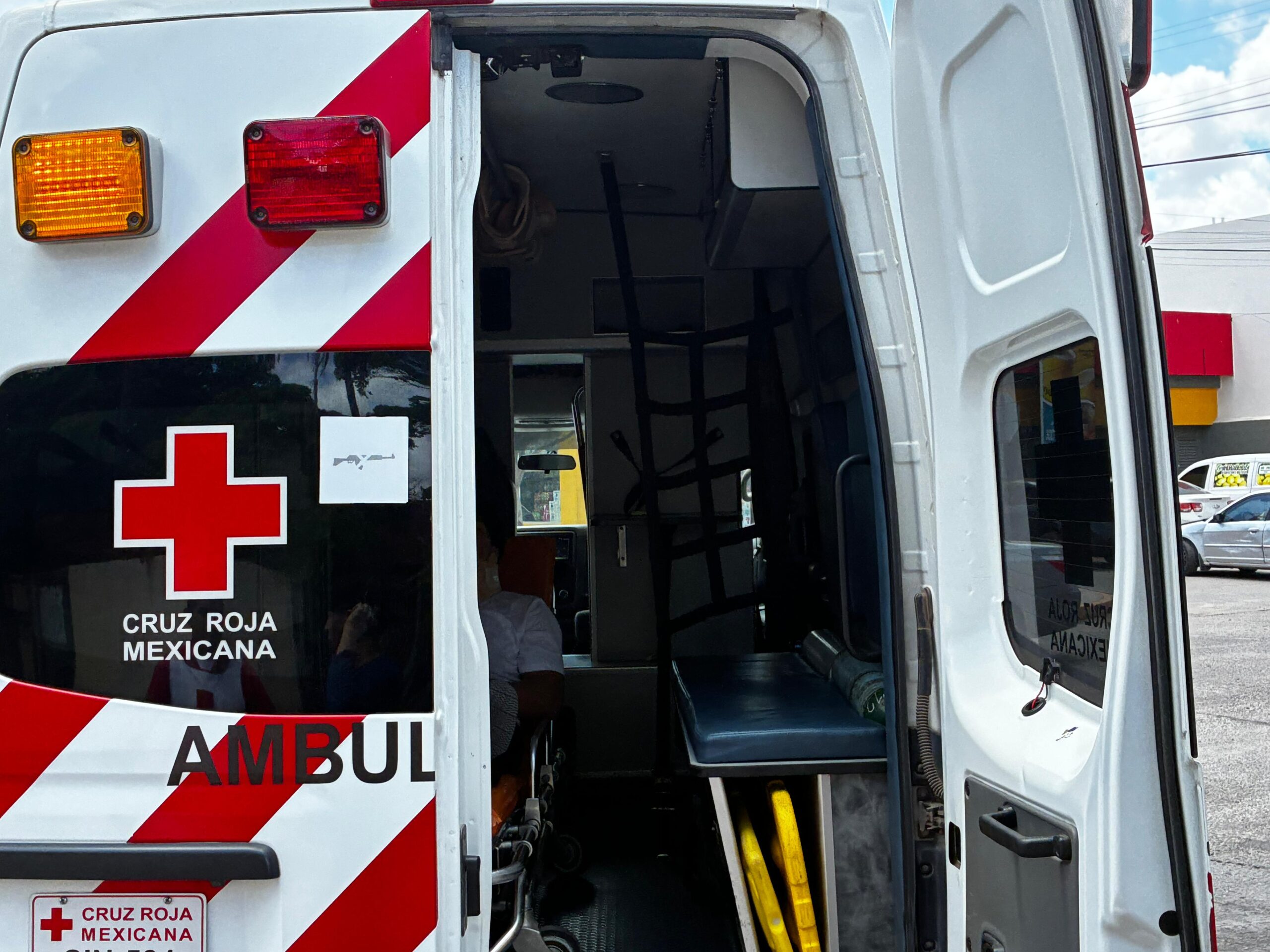 Aparatoso accidente a las afueras del Ginecopediátrico 02 de Los Mochis