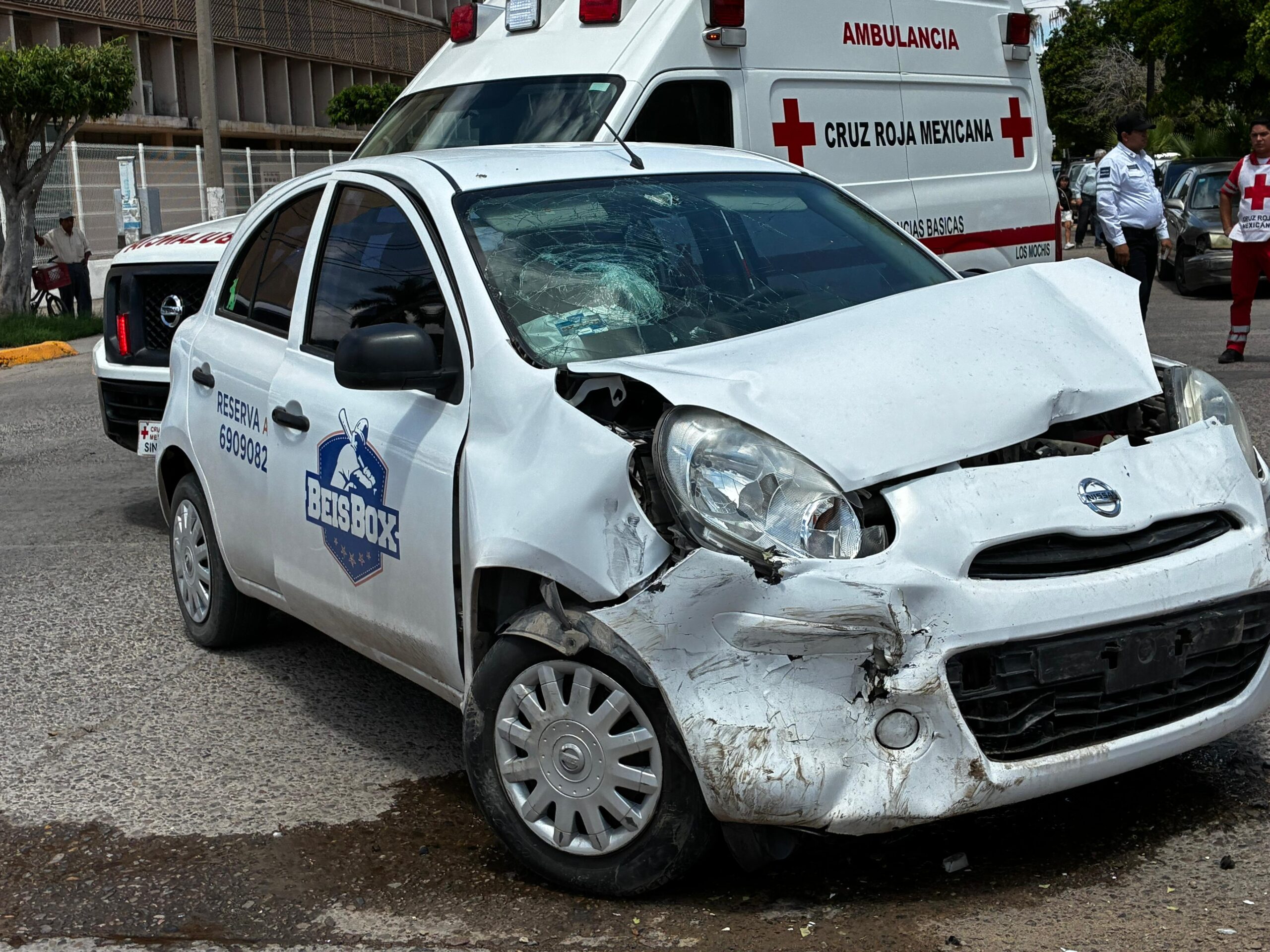Aparatoso accidente a las afueras del Ginecopediátrico 02 de Los Mochis