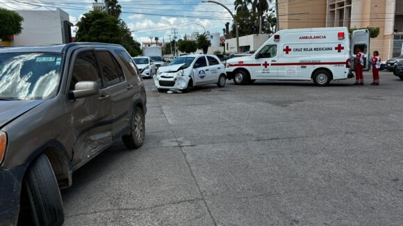 Aparatoso accidente a las afueras del Ginecopediátrico 02 de Los Mochis, deja una persona lesionada