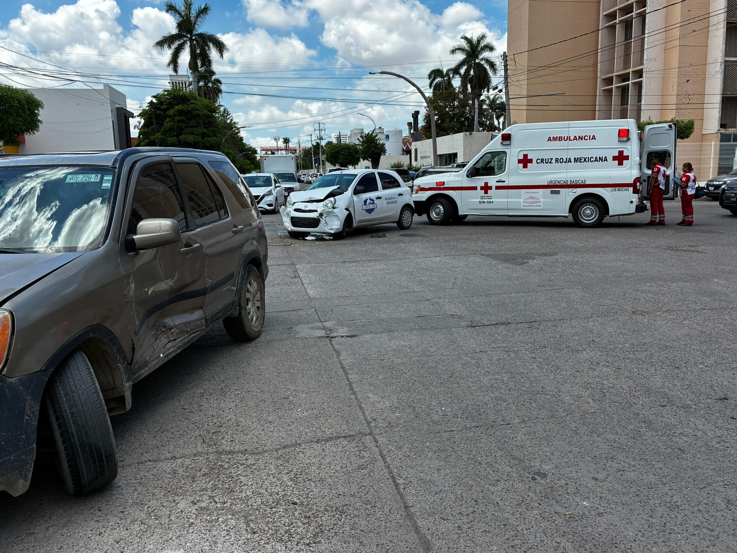 Aparatoso accidente a las afueras del Ginecopediátrico 02 de Los Mochis