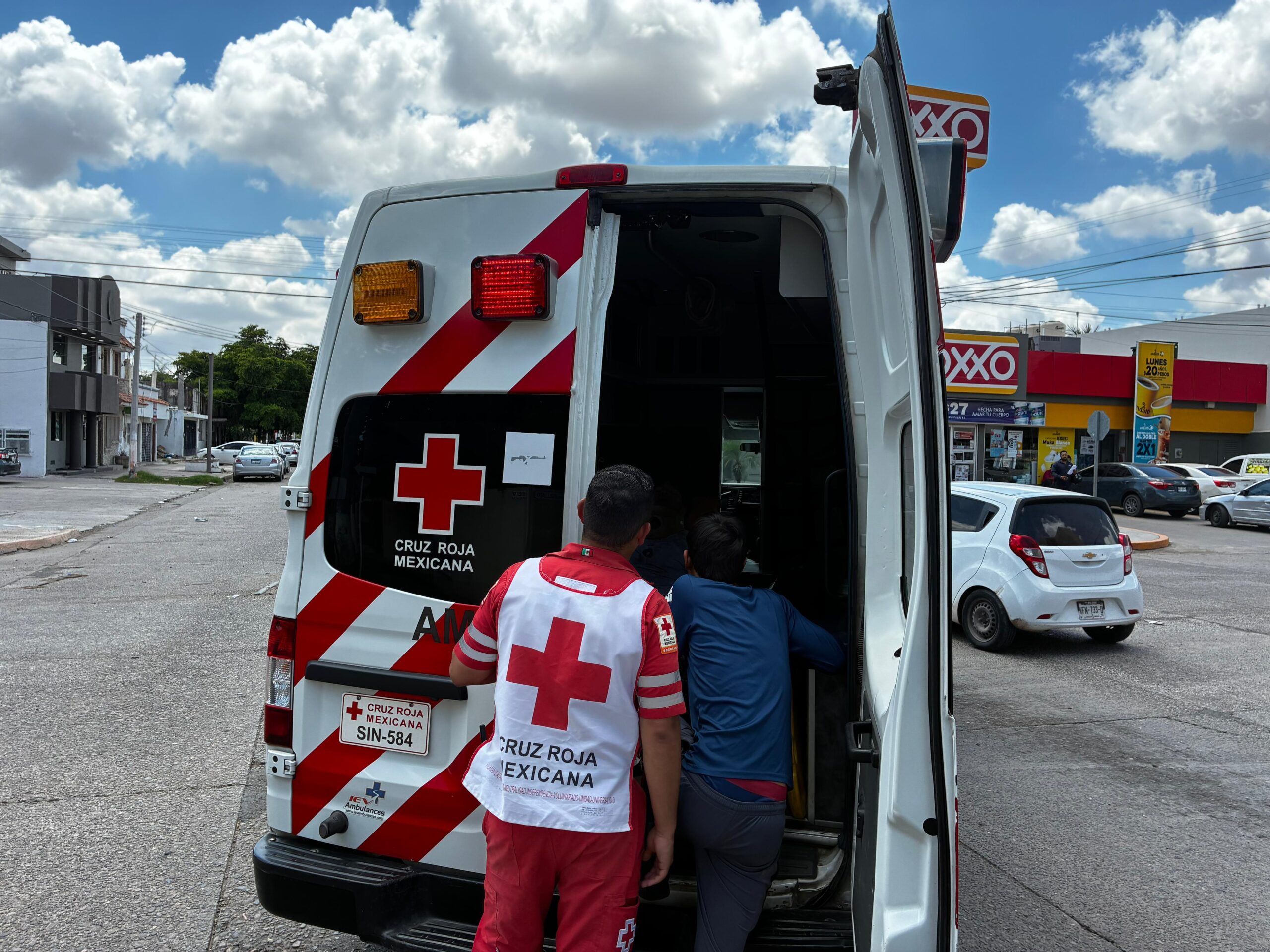 Aparatoso accidente a las afueras del Ginecopediátrico 02 de Los Mochis
