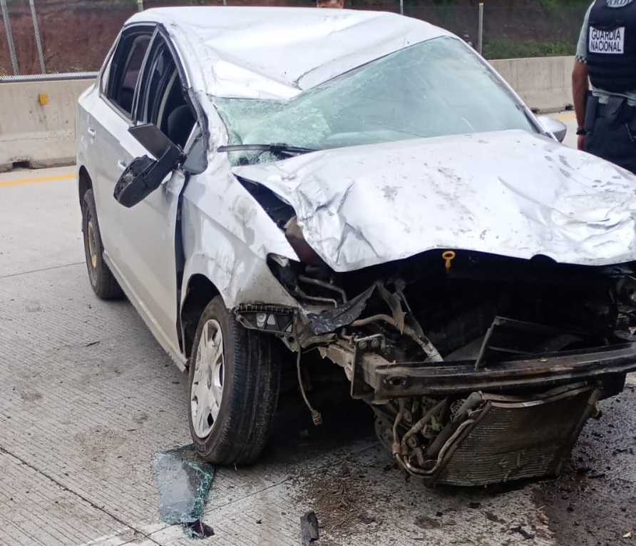 Aparatoso accidente en el Libramiento de Mazatlán provoca cierre parcial de carril