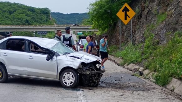Aparatoso accidente en el Libramiento de Mazatlán provoca cierre parcial de carril