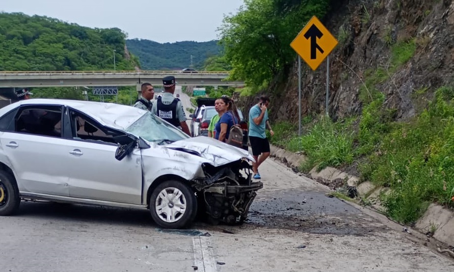 Aparatoso accidente en el Libramiento de Mazatlán provoca cierre parcial de carril