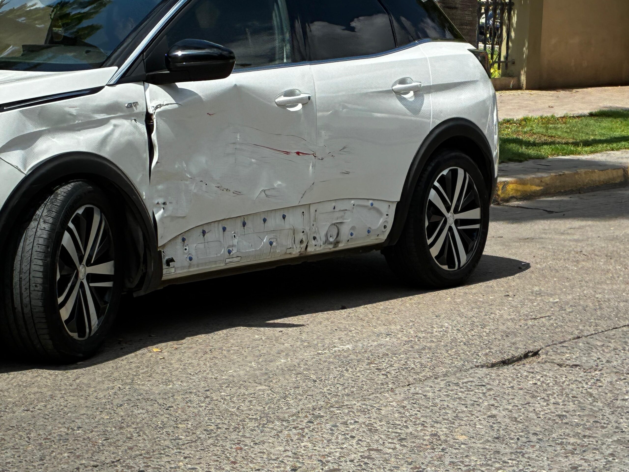 Aparatoso accidente en el centro de Los Mochis deja una persona lesionada 2
