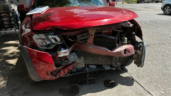 Aparatoso accidente en el centro de Los Mochis deja una persona lesionada