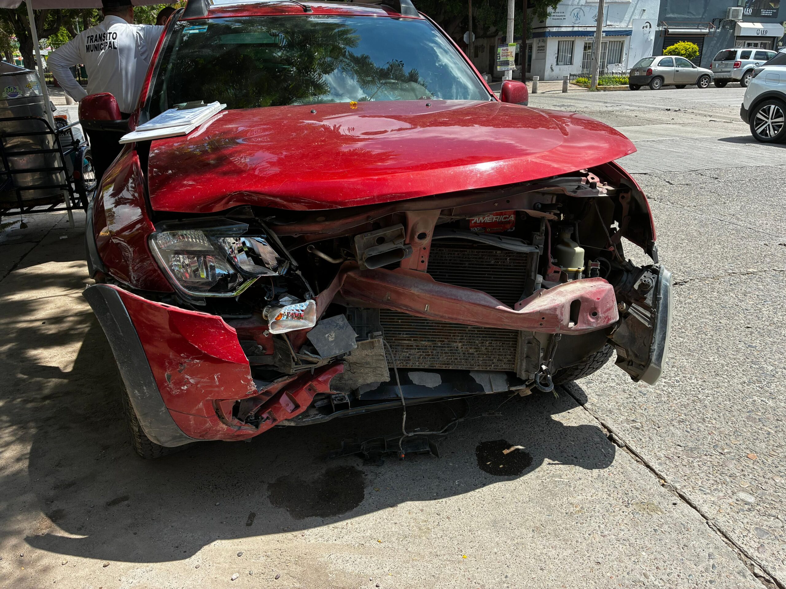Aparatoso accidente en el centro de Los Mochis deja una persona lesionada