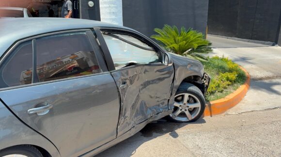 Aparatoso accidente en el sector centro de Los Mochis deja 4 lesionados