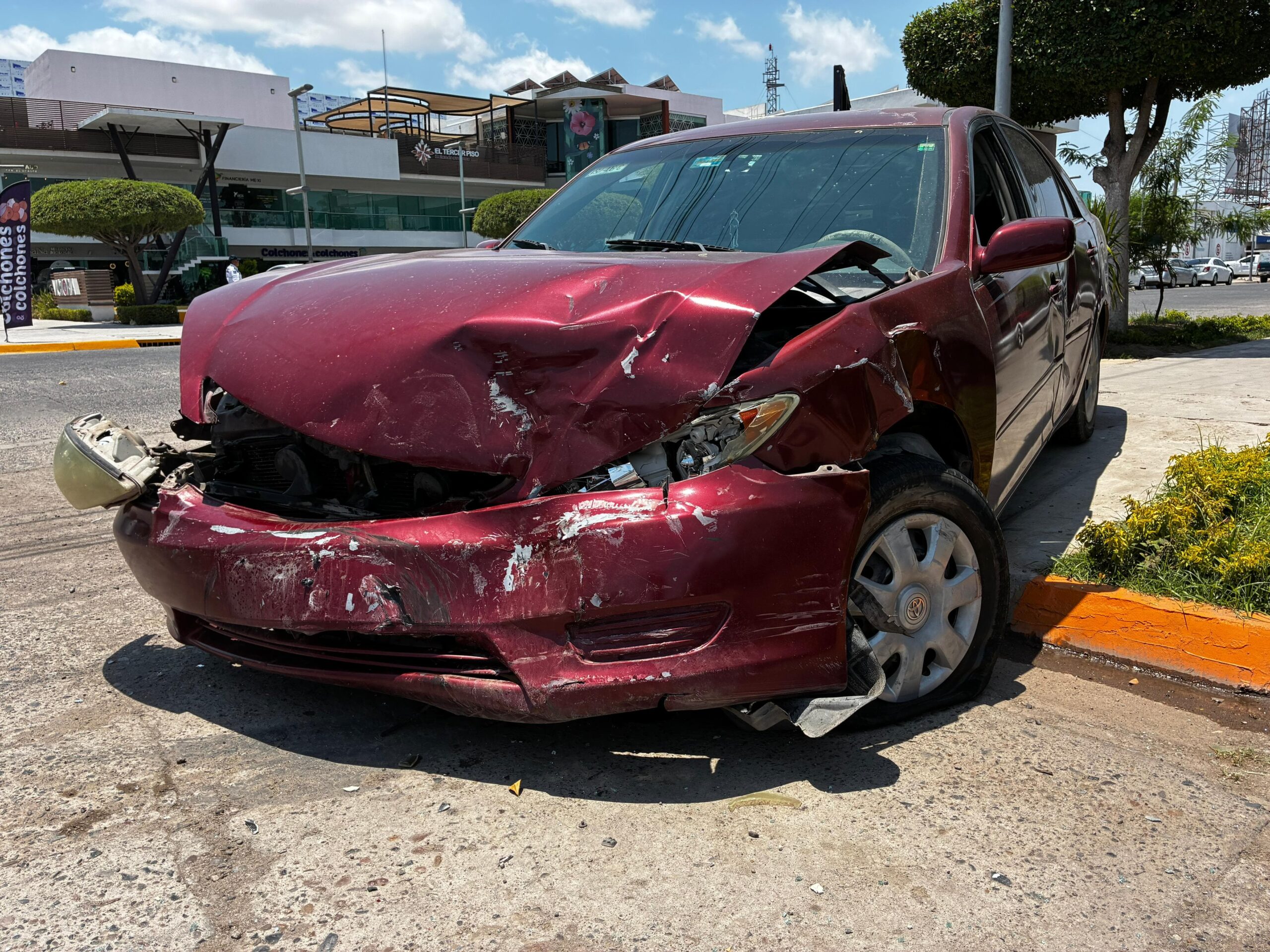 Aparatoso accidente en el sector centro de Los Mochis deja 4 lesionados