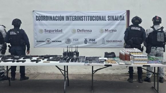 Armas y botellas con licor, lo encontrado en revisión del Penal de Aguaruto, Culiacán, este miércoles